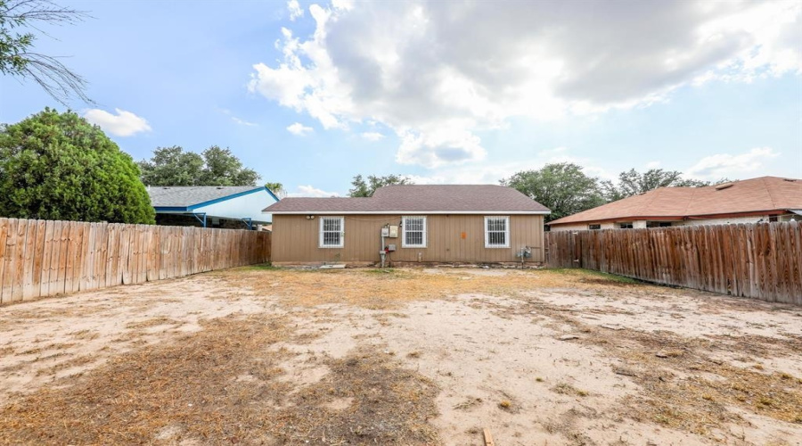 9707 Center Rd, Laredo, Texas 78045-0000, 2 Bedrooms Bedrooms, 4 Rooms Rooms,1 BathroomBathrooms,Residential,For Sale,9707 Center Rd,20263510
