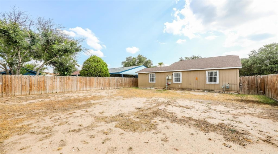 9707 Center Rd, Laredo, Texas 78045-0000, 2 Bedrooms Bedrooms, 4 Rooms Rooms,1 BathroomBathrooms,Residential,For Sale,9707 Center Rd,20263510