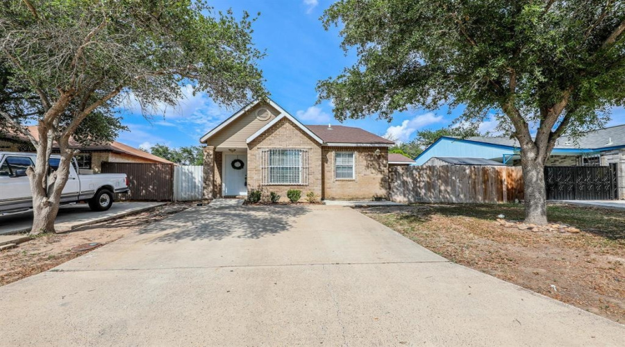 9707 Center Rd, Laredo, Texas 78045-0000, 2 Bedrooms Bedrooms, 4 Rooms Rooms,1 BathroomBathrooms,Residential,For Sale,9707 Center Rd,20263510
