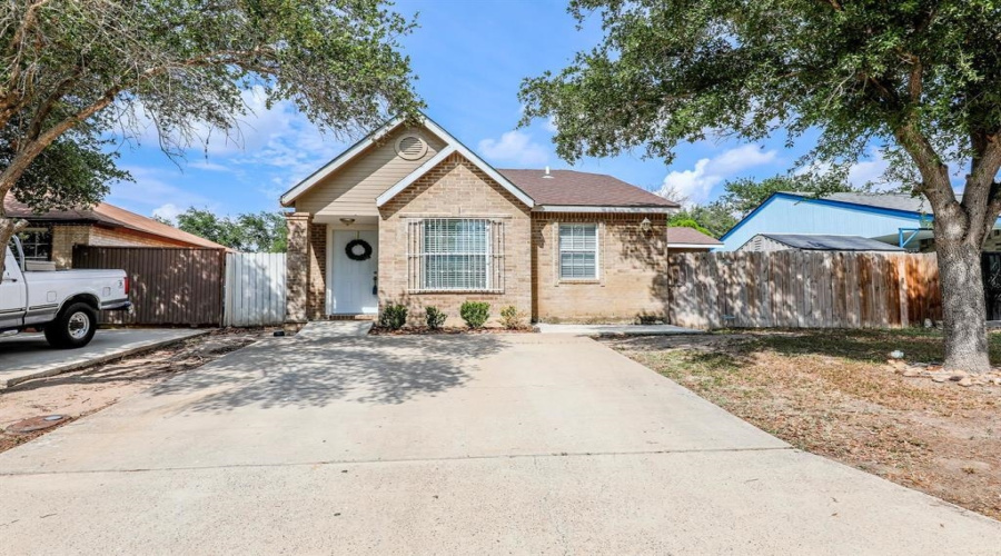 9707 Center Rd, Laredo, Texas 78045-0000, 2 Bedrooms Bedrooms, 4 Rooms Rooms,1 BathroomBathrooms,Residential,For Sale,9707 Center Rd,20263510