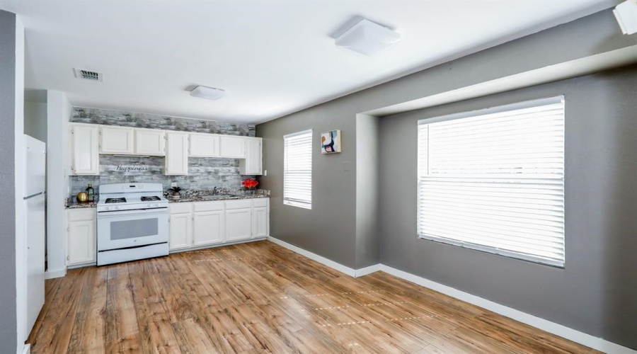 9707 Center Rd, Laredo, Texas 78045-0000, 2 Bedrooms Bedrooms, 4 Rooms Rooms,1 BathroomBathrooms,Residential,For Sale,9707 Center Rd,20263510