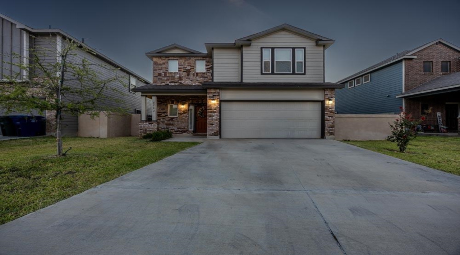 8702 Shiloh Rock Dr., Laredo, Texas 78045, 5 Bedrooms Bedrooms, 8 Rooms Rooms,3 BathroomsBathrooms,Residential,For Rent,8702 Shiloh Rock Dr.,20263512