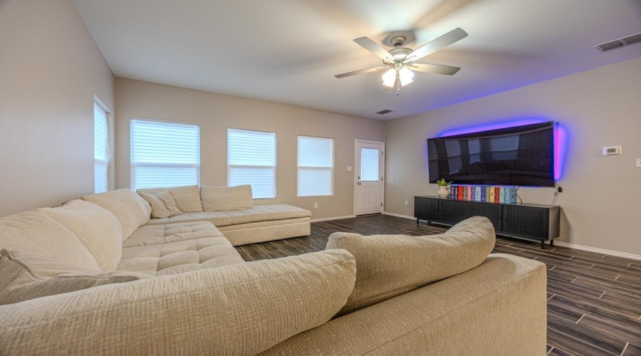 8702 Shiloh Rock Dr., Laredo, Texas 78045, 5 Bedrooms Bedrooms, 8 Rooms Rooms,3 BathroomsBathrooms,Residential,For Rent,8702 Shiloh Rock Dr.,20263512