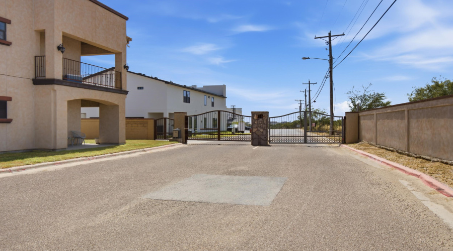 8216 Casa Verde Rd, Laredo, Texas 78041-5940, 3 Bedrooms Bedrooms, 4 Rooms Rooms,2 BathroomsBathrooms,Residential,For Sale,8216 Casa Verde Rd,20263514
