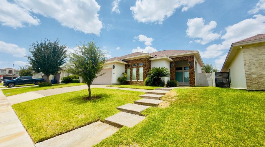 208 Bur Oak Dr, Laredo, Texas 78045, 3 Bedrooms Bedrooms, 5 Rooms Rooms,2 BathroomsBathrooms,Residential,For Sale,208 Bur Oak Dr,20263515