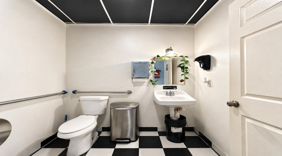 5517 McPherson Rd, Laredo, Texas 78041, ,2 BathroomsBathrooms,Commercial retail/office,For Rent,5517 McPherson Rd,20263530