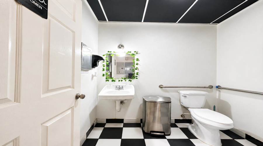 5517 McPherson Rd, Laredo, Texas 78041, ,2 BathroomsBathrooms,Commercial retail/office,For Rent,5517 McPherson Rd,20263530