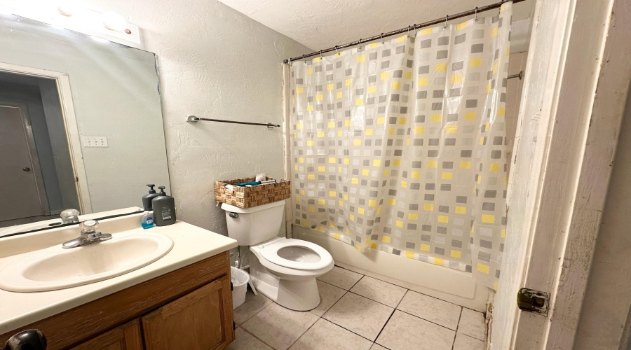 3406 Yorkshire St, Laredo, Texas 78043, 3 Bedrooms Bedrooms, 5 Rooms Rooms,2 BathroomsBathrooms,Residential,For Sale,3406 Yorkshire St,20262667