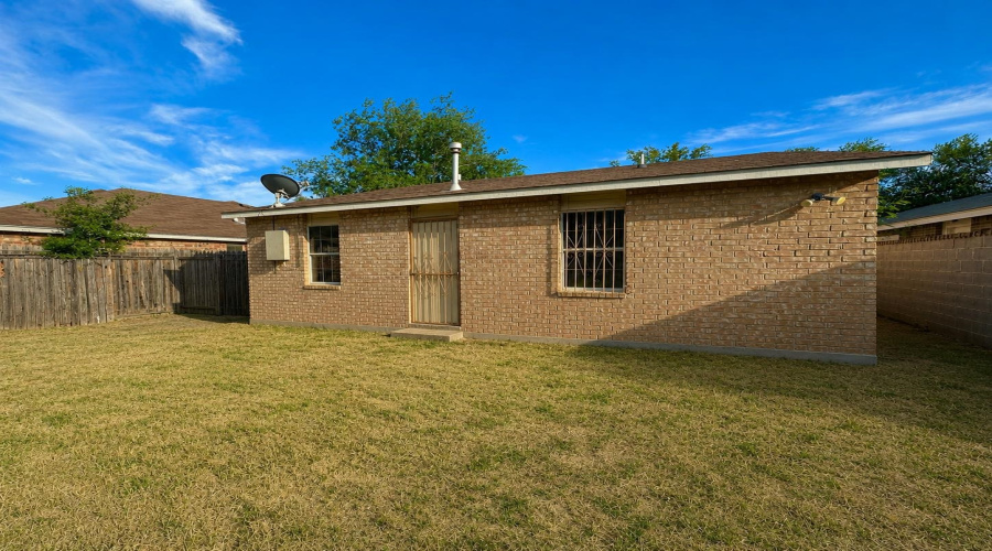 3406 Yorkshire St, Laredo, Texas 78043, 3 Bedrooms Bedrooms, 5 Rooms Rooms,2 BathroomsBathrooms,Residential,For Sale,3406 Yorkshire St,20262667