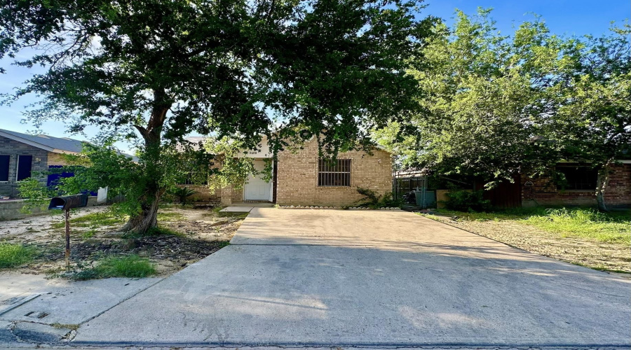 3406 Yorkshire St, Laredo, Texas 78043, 3 Bedrooms Bedrooms, 5 Rooms Rooms,2 BathroomsBathrooms,Residential,For Sale,3406 Yorkshire St,20262667