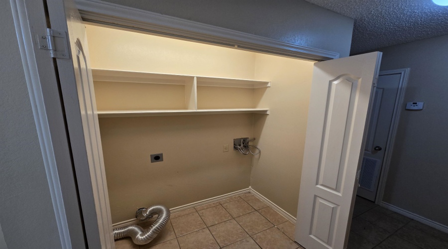 1001 E Travis St, Laredo, Texas 78041, 2 Bedrooms Bedrooms, 4 Rooms Rooms,1 BathroomBathrooms,Residential,For Rent,1001 E Travis St,20263526