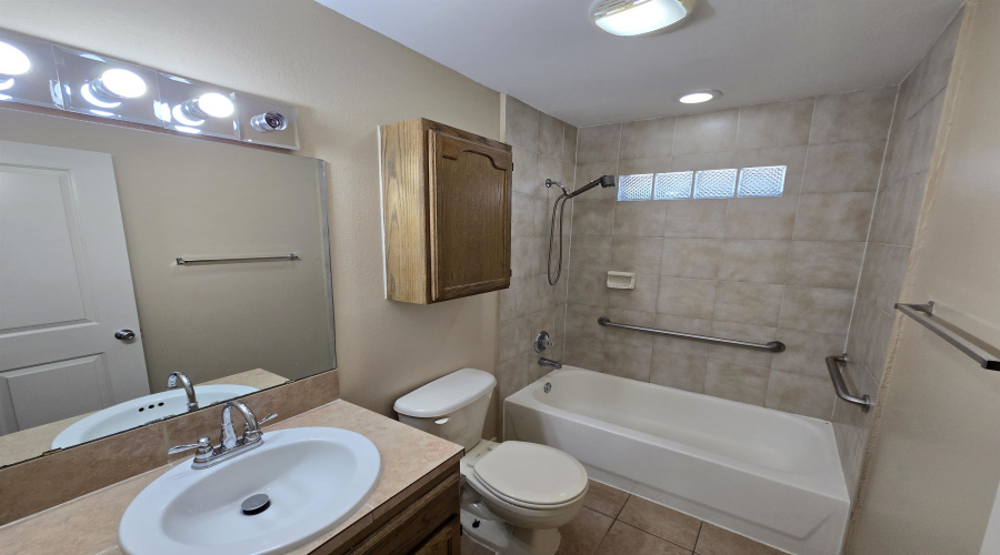 1001 E Travis St, Laredo, Texas 78041, 2 Bedrooms Bedrooms, 4 Rooms Rooms,1 BathroomBathrooms,Residential,For Rent,1001 E Travis St,20263526