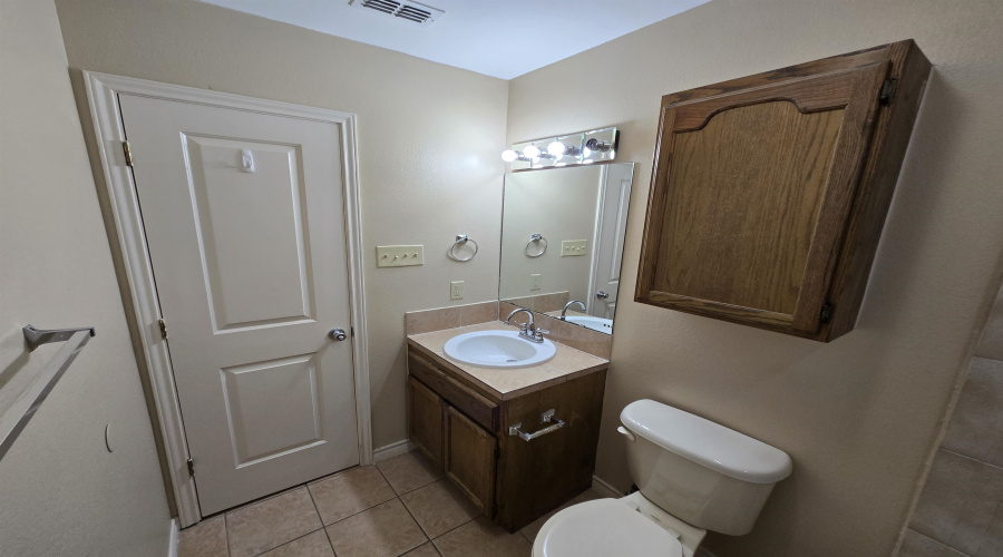 1001 E Travis St, Laredo, Texas 78041, 2 Bedrooms Bedrooms, 4 Rooms Rooms,1 BathroomBathrooms,Residential,For Rent,1001 E Travis St,20263526