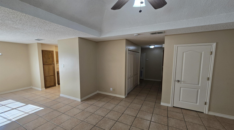1001 E Travis St, Laredo, Texas 78041, 2 Bedrooms Bedrooms, 4 Rooms Rooms,1 BathroomBathrooms,Residential,For Rent,1001 E Travis St,20263526