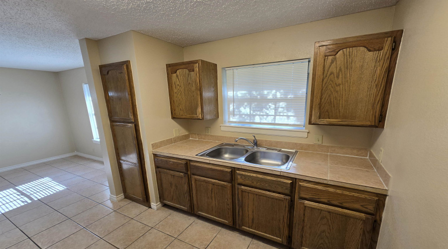 1001 E Travis St, Laredo, Texas 78041, 2 Bedrooms Bedrooms, 4 Rooms Rooms,1 BathroomBathrooms,Residential,For Rent,1001 E Travis St,20263526