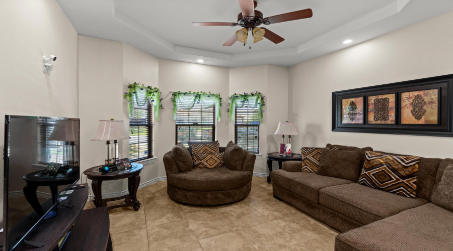 3003 Dickinson Dr, Laredo, Texas 78041-2820, 4 Bedrooms Bedrooms, 9 Rooms Rooms,4 BathroomsBathrooms,Residential,For Sale,3003 Dickinson Dr,20263527
