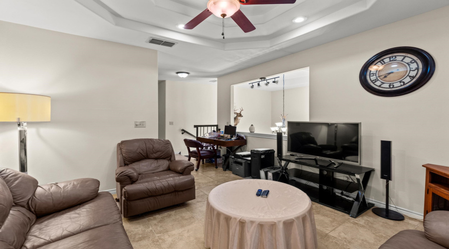 3003 Dickinson Dr, Laredo, Texas 78041-2820, 4 Bedrooms Bedrooms, 9 Rooms Rooms,4 BathroomsBathrooms,Residential,For Sale,3003 Dickinson Dr,20263527