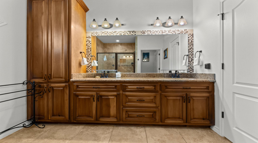 3003 Dickinson Dr, Laredo, Texas 78041-2820, 4 Bedrooms Bedrooms, 9 Rooms Rooms,4 BathroomsBathrooms,Residential,For Sale,3003 Dickinson Dr,20263527
