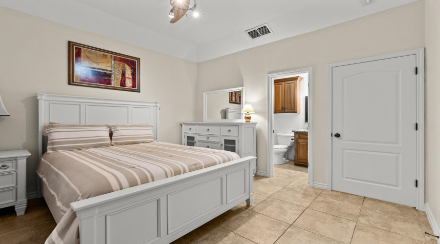 3003 Dickinson Dr, Laredo, Texas 78041-2820, 4 Bedrooms Bedrooms, 9 Rooms Rooms,4 BathroomsBathrooms,Residential,For Sale,3003 Dickinson Dr,20263527