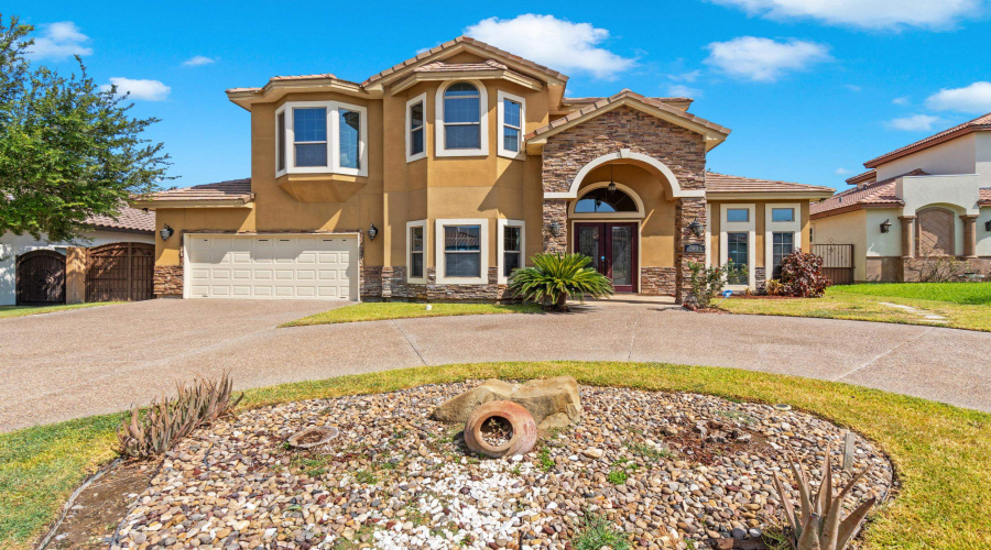 3003 Dickinson Dr, Laredo, Texas 78041-2820, 4 Bedrooms Bedrooms, 9 Rooms Rooms,4 BathroomsBathrooms,Residential,For Sale,3003 Dickinson Dr,20263527