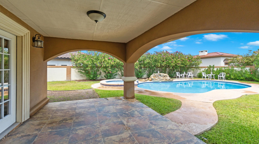 3003 Dickinson Dr, Laredo, Texas 78041-2820, 4 Bedrooms Bedrooms, 9 Rooms Rooms,4 BathroomsBathrooms,Residential,For Sale,3003 Dickinson Dr,20263527