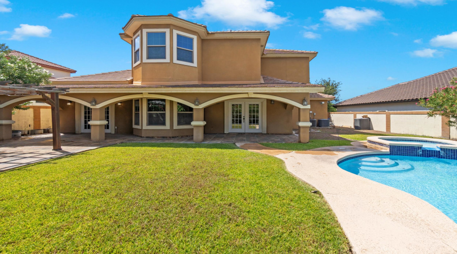 3003 Dickinson Dr, Laredo, Texas 78041-2820, 4 Bedrooms Bedrooms, 9 Rooms Rooms,4 BathroomsBathrooms,Residential,For Sale,3003 Dickinson Dr,20263527