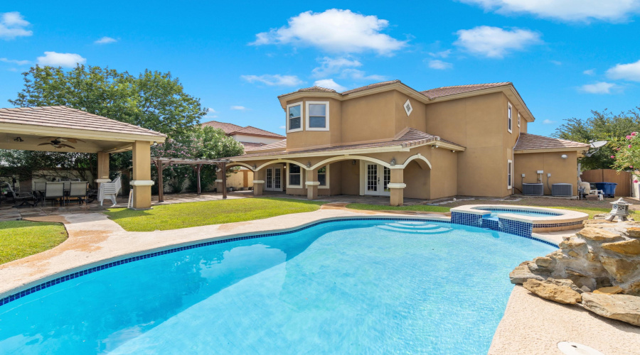3003 Dickinson Dr, Laredo, Texas 78041-2820, 4 Bedrooms Bedrooms, 9 Rooms Rooms,4 BathroomsBathrooms,Residential,For Sale,3003 Dickinson Dr,20263527