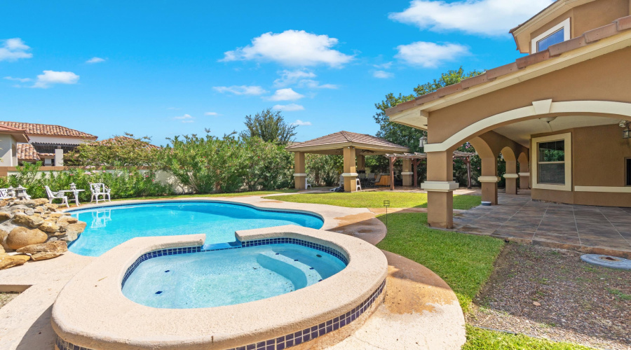 3003 Dickinson Dr, Laredo, Texas 78041-2820, 4 Bedrooms Bedrooms, 9 Rooms Rooms,4 BathroomsBathrooms,Residential,For Sale,3003 Dickinson Dr,20263527