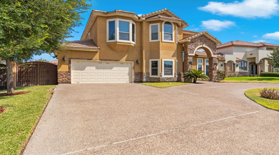 3003 Dickinson Dr, Laredo, Texas 78041-2820, 4 Bedrooms Bedrooms, 9 Rooms Rooms,4 BathroomsBathrooms,Residential,For Sale,3003 Dickinson Dr,20263527
