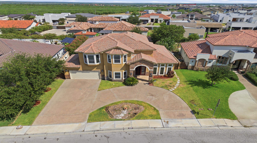 3003 Dickinson Dr, Laredo, Texas 78041-2820, 4 Bedrooms Bedrooms, 9 Rooms Rooms,4 BathroomsBathrooms,Residential,For Sale,3003 Dickinson Dr,20263527