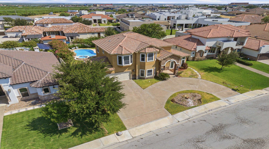 3003 Dickinson Dr, Laredo, Texas 78041-2820, 4 Bedrooms Bedrooms, 9 Rooms Rooms,4 BathroomsBathrooms,Residential,For Sale,3003 Dickinson Dr,20263527