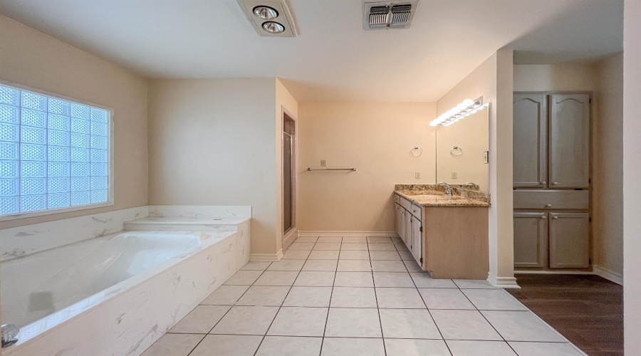809 Preston Ln, Laredo, Texas 78045, 3 Bedrooms Bedrooms, 8 Rooms Rooms,3 BathroomsBathrooms,Residential,For Rent,809 Preston Ln,20263534