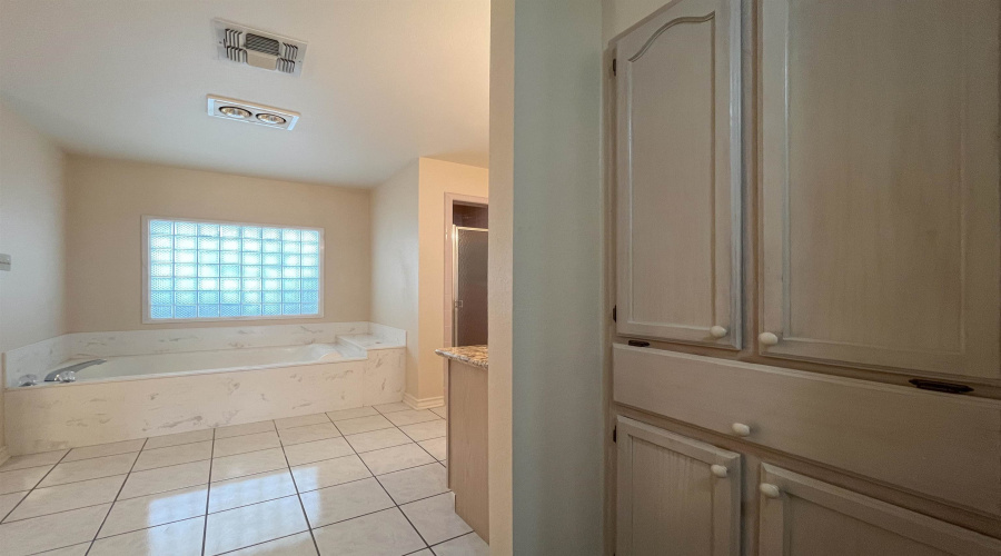 809 Preston Ln, Laredo, Texas 78045, 3 Bedrooms Bedrooms, 8 Rooms Rooms,3 BathroomsBathrooms,Residential,For Rent,809 Preston Ln,20263534