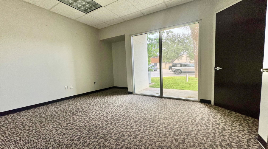 6909 Springfield Ave, Laredo, Texas 78041, 1 Room Rooms,1 BathroomBathrooms,Commercial retail/office,For Rent,6909 Springfield Ave,20263548
