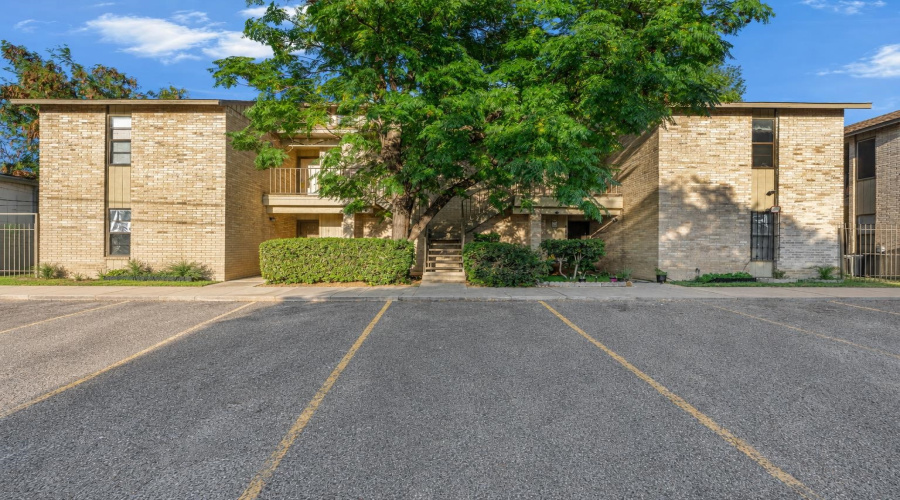 100 Hillside Rd, LAREDO, Texas 78041, 2 Bedrooms Bedrooms, 3 Rooms Rooms,1 BathroomBathrooms,Residential,For Sale,100 Hillside Rd,20263549