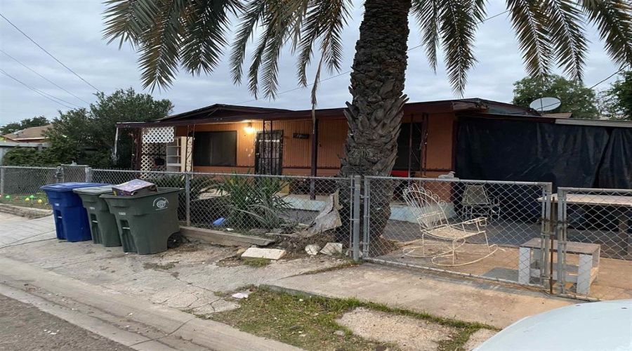 1404 Sherman St, Laredo, Texas 78040, 3 Bedrooms Bedrooms, 6 Rooms Rooms,2 BathroomsBathrooms,Residential,For Sale,1404 Sherman St,20263553