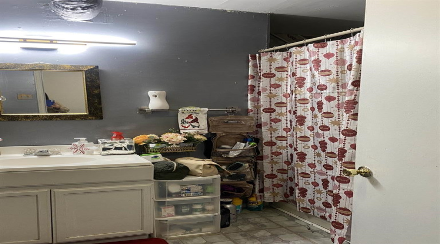 1404 Sherman St, Laredo, Texas 78040, 3 Bedrooms Bedrooms, 6 Rooms Rooms,2 BathroomsBathrooms,Residential,For Sale,1404 Sherman St,20263553
