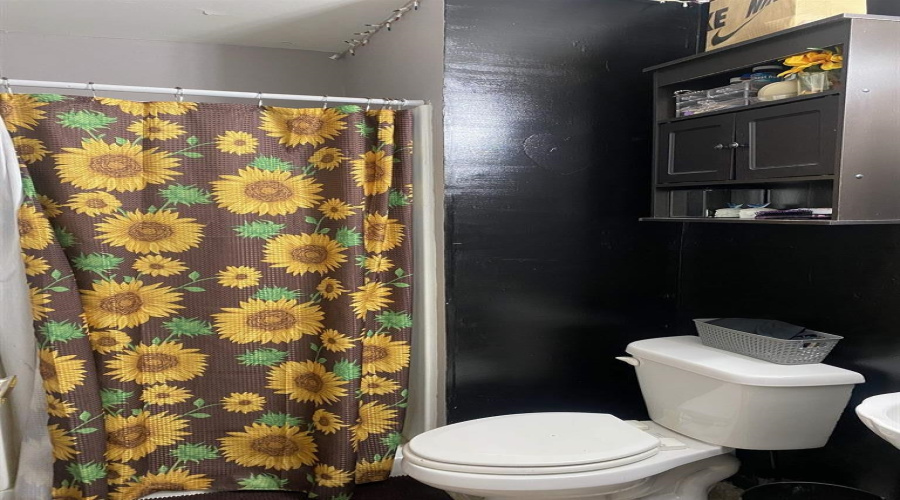1404 Sherman St, Laredo, Texas 78040, 3 Bedrooms Bedrooms, 6 Rooms Rooms,2 BathroomsBathrooms,Residential,For Sale,1404 Sherman St,20263553
