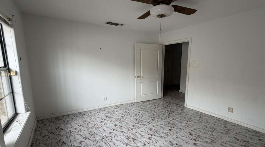 2401 E Plum St, LAREDO, Texas 78043, 3 Bedrooms Bedrooms, 6 Rooms Rooms,2 BathroomsBathrooms,Residential,For Sale,2401 E Plum St,20263554