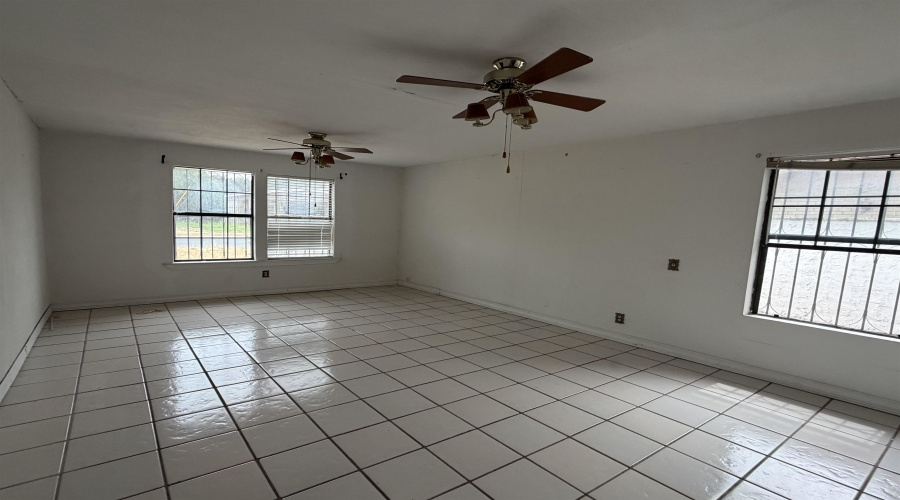 2401 E Plum St, LAREDO, Texas 78043, 3 Bedrooms Bedrooms, 6 Rooms Rooms,2 BathroomsBathrooms,Residential,For Sale,2401 E Plum St,20263554