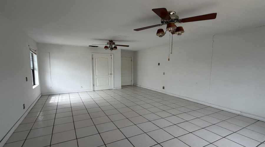 2401 E Plum St, LAREDO, Texas 78043, 3 Bedrooms Bedrooms, 6 Rooms Rooms,2 BathroomsBathrooms,Residential,For Sale,2401 E Plum St,20263554