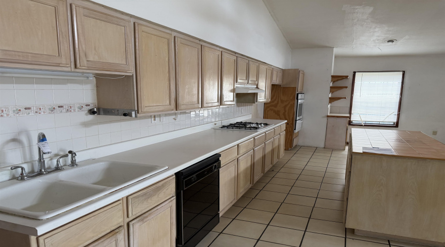 2401 E Plum St, LAREDO, Texas 78043, 3 Bedrooms Bedrooms, 6 Rooms Rooms,2 BathroomsBathrooms,Residential,For Sale,2401 E Plum St,20263554
