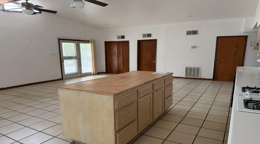 2401 E Plum St, LAREDO, Texas 78043, 3 Bedrooms Bedrooms, 6 Rooms Rooms,2 BathroomsBathrooms,Residential,For Sale,2401 E Plum St,20263554