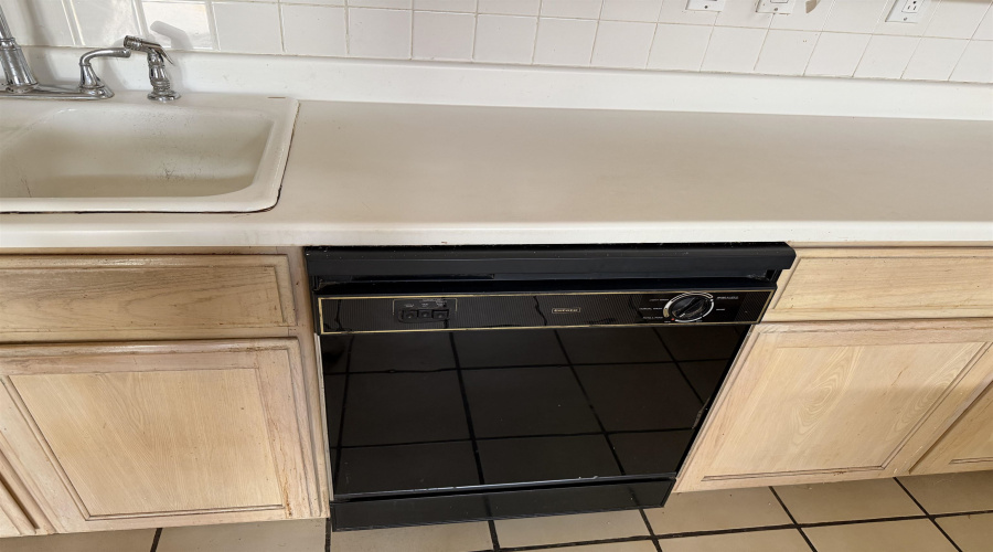 2401 E Plum St, LAREDO, Texas 78043, 3 Bedrooms Bedrooms, 6 Rooms Rooms,2 BathroomsBathrooms,Residential,For Sale,2401 E Plum St,20263554
