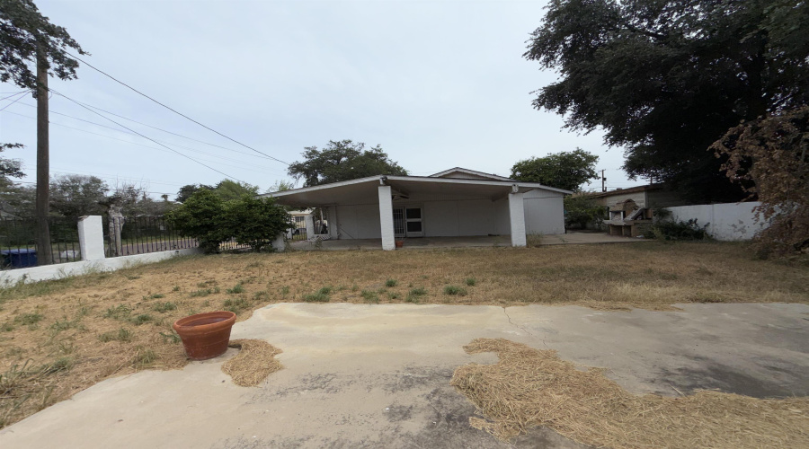 2401 E Plum St, LAREDO, Texas 78043, 3 Bedrooms Bedrooms, 6 Rooms Rooms,2 BathroomsBathrooms,Residential,For Sale,2401 E Plum St,20263554