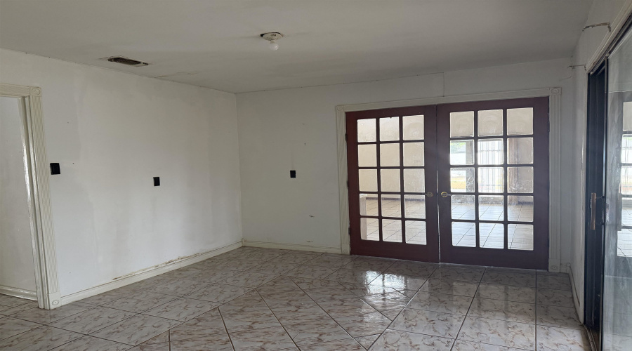 2401 E Plum St, LAREDO, Texas 78043, 3 Bedrooms Bedrooms, 6 Rooms Rooms,2 BathroomsBathrooms,Residential,For Sale,2401 E Plum St,20263554