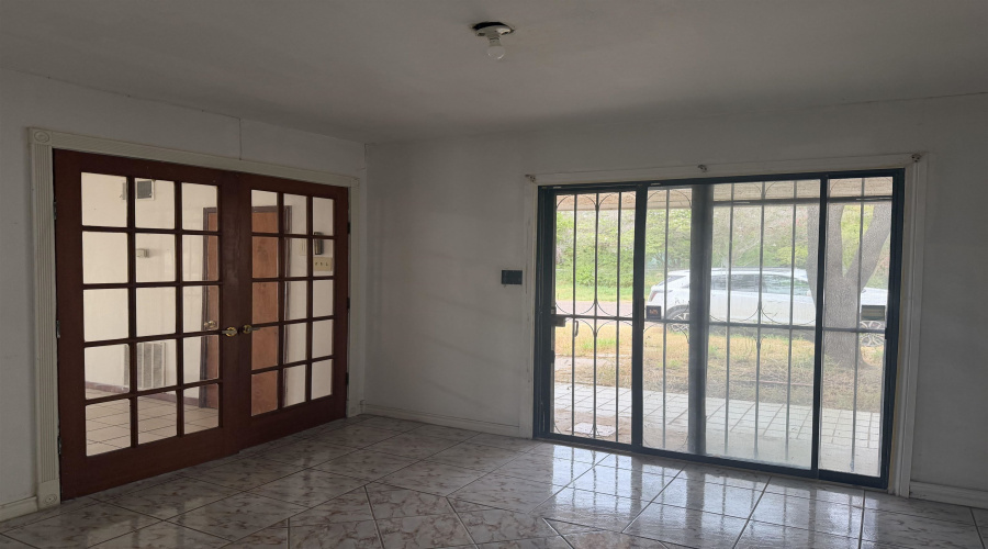 2401 E Plum St, LAREDO, Texas 78043, 3 Bedrooms Bedrooms, 6 Rooms Rooms,2 BathroomsBathrooms,Residential,For Sale,2401 E Plum St,20263554