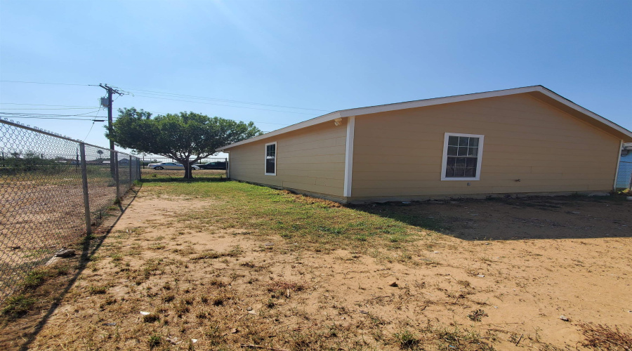 1206 Paseo De Danubio, Rio Bravo, Texas 78046, 3 Bedrooms Bedrooms, 5 Rooms Rooms,1 BathroomBathrooms,Residential,For Sale,1206 Paseo De Danubio,20254969