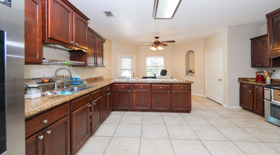 516 Finch Ln, laredo, Texas 78045, 5 Bedrooms Bedrooms, 9 Rooms Rooms,3 BathroomsBathrooms,Residential,For Sale,516 Finch Ln,20263556