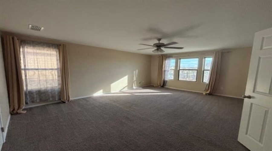 8605 Owlcreek Pass Ct, Laredo, Texas 78045, 4 Bedrooms Bedrooms, 5 Rooms Rooms,3 BathroomsBathrooms,Residential,For Rent,8605 Owlcreek Pass Ct,20263557